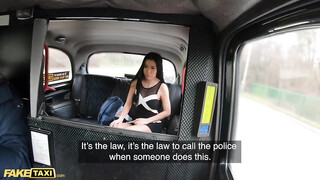 Ázsiai vékony tini kisasszony a taxiban kúrel