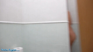 Kapuzsaru a WCben reszeli meg a bögyös sunát