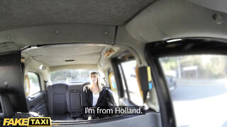 Holland milf anyuci a taxiban baszik