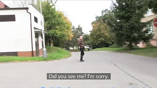 Világos Szőke tini bige a raktárban szexel