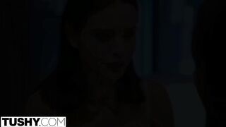 Lana Rhoades seggét egy barna hapsi dugja