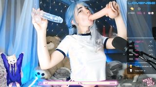 Tini csaj két vibrátort szop