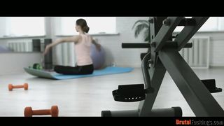 Jogázó tini puncit dug popóba az edő