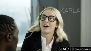 Karla Kush muffja befogadja a méretes dákót