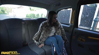 Fake Taxi - Jessy Jey a hátsó ülésen szexel