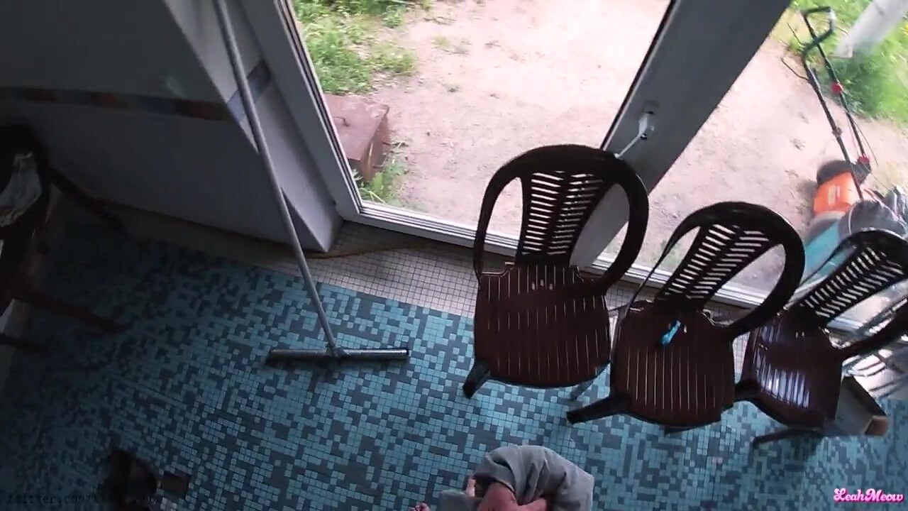 Tetovált orosz tini kiscsaj a medencénél kúr