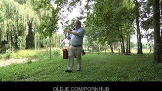 Oldje - Öreg manus reszeli a tini kis csajt