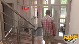 Fake Hostel - Fiatal turista bige punciba baszva