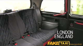 FakeTaxi - műcsöcsös picsa szeret herét nyalni