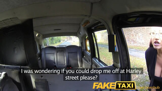 FakeTaxi - nagy csöcsű Milf szétbaszatja magát a Taxiban