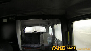 FakeTaxi - kitetovált lány megrakva a hátsó ülésen