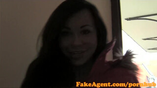 FakeAgent - műcsöcsös lány szívesen lovagol