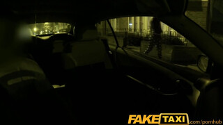 FakeTaxi - Olasz kiscsaj a taxiban kefél