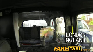 FakeTaxi világos szőke muffot nem nagyon zavarja az idősebb fallosz