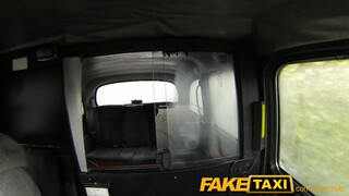 FakeTaxi félénk kiscsaj extra pénzt szerez