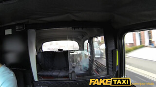 FakeTaxi szexy nőci engedi popóba is