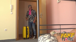 Fake Hostel szűk pinájú olasz bige és kettő dákó