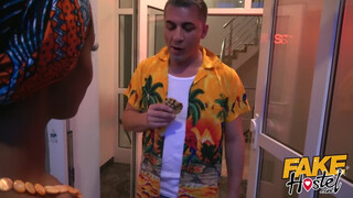 Fake Hostel afrikai bige és egy latin amerikai pina közösen