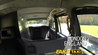 FakeTaxi amerikai félvér spiné szexelni akar