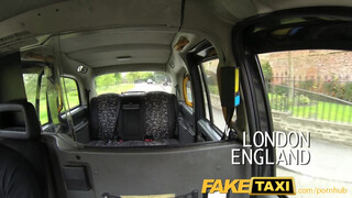 FakeTaxi pornósnak készülő pina megmutatja mit tud