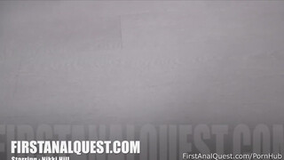 Nikki Hill méretes feneke megdugva - First Anal Quest