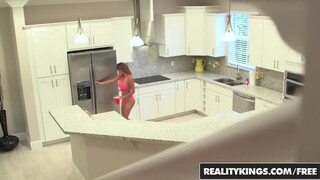 Reality Kings - a latinos latin Bianka hatalmas segglyuka megkefélve