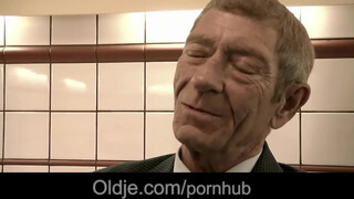 Magyar pornósztár csajszi szexel vén csávóval - Oldje