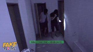 Tini picsát kúrnak a rabló srácok - Fake Hostel