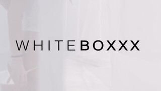 WHITEBOXXX - Vanessa Decker gyengéden kúr