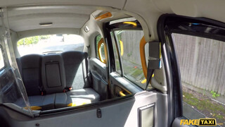 Fake Taxi - Fiatal hölgyemény dug a taxiban