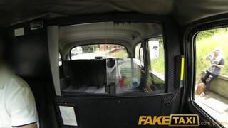 Faketaxi - szőrös pinájú milf picsa kúr egyet