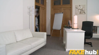 Fake Agent - Lilu Moon imád a castingon baszni