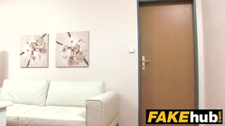 Fake Agent - elálló fülű vörös kiscsaj