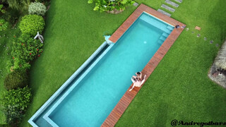 Sukisukigirl - Amatőr pár a medence mellett kefél