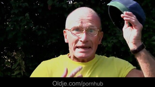 Idős tata hátsó bejáratba dugja a gyönyörű tinit