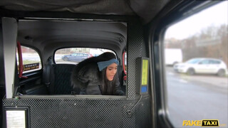Fake Taxi - Capri Lmonde a izgató barna picsa