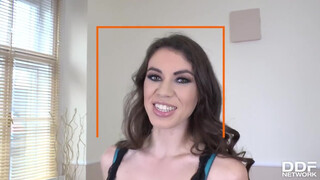 Tiffany Doll két kárót kap a fenekébe