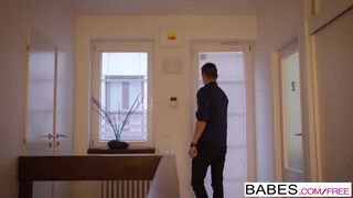 Babes - Paula Shy a méretes csöcsű csajszi