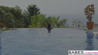 Babes - gyönyörű enyelgés a medencében
