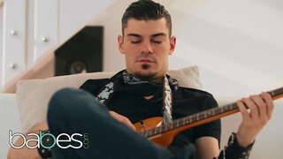 Babes - Mia Evans közösül a gitáros pasival