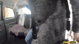Fake Taxi - Kicsike tőgyes fiatal picsa lovagol