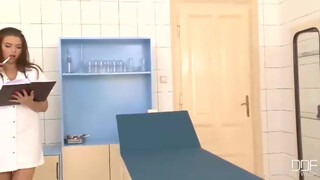 Csöcsös nővérke análba rakva