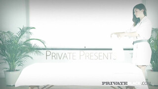 PrivateBlack - Julia Rocka a fullos masszőr kisasszony