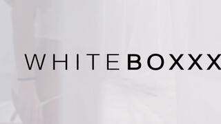 WHITEBOXXX - csodaszép, izgató hölgyemény az ágyban