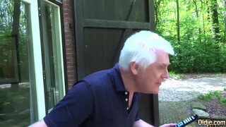 Szexy kisasszony szereti idősebb férfiakkal a szexet és érezni a farkukat magában