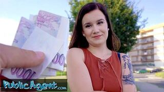 Csinos pici Eliss meztelenül pózol amatőr fotózáson